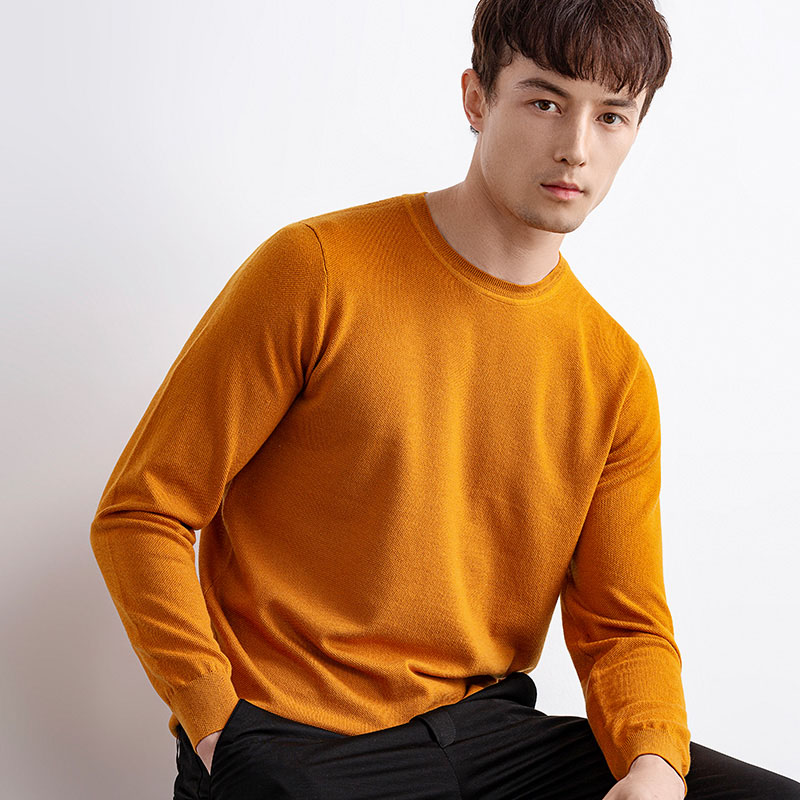 Den v-hals cashmere pullover er produceret i Kina og kommer i tre forskellige farver at vælge imellem: lyseblå, marineblå og kulgrå.